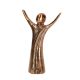 Bronzen beeldje van een engel die vreugde uitstraalt met haar armen hoog in de lucht. Het elegante beeldje symboliseert blijdschap en positiviteit. Het wordt geleverd in een mooi klein doosje, waardoor het een prachtig cadeau is voor speciale gelegenheden