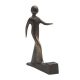 Op de foto een vol bronzen beeldje van een persoon die stap voor stap de trap afloopt. Een prachtige sculptuur vol symboliek.