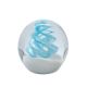 Droomkogel, glazen bol met een witte bodem en blauwe lucht spiralen. Decoratief voor binnen en buiten.