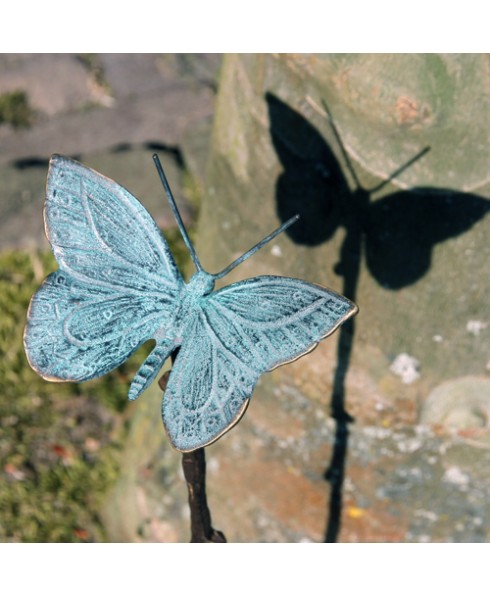 Bronzen vlinder op stok