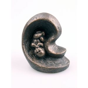Een beeld van een baby in de boermoeder. De symboliek van de bescherming voor altijd. Bronskleurig afgewerkt en gegoten in Neolith.