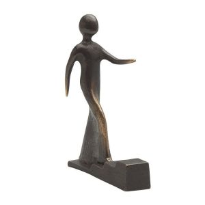 Op de foto een vol bronzen beeldje van een persoon die stap voor stap de trap afloopt. Een prachtige sculptuur vol symboliek.