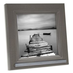 Taupe kleurige vierkante fotolijst met een asbuisje. Dit askader heeft een zilverkleurig buisje waarin u as kan bewaren. Decoratieve en persoonlijke gedenk item.