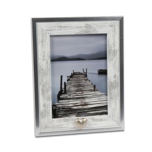 Fotolijst met een zilverkleurige rand, daarbinnen een wit/lichtgrijs kader. In het midden aan de onderkant ziet u een zilverkleurig hartje waarin u een symbolische hoeveelheid as toe kunt voegen. Decoratief askader om de herinnering levend te houden.