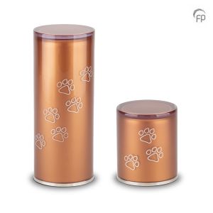Op de foto is een lage en hoge urn te zien, vervaardigd uit oranjebruin Beheems glas. De urn heeft een strak design en is subtiel versierd met witte pootafdrukken. Dit geeft het geheel een warme en ingetogen uitstraling, ideaal voor het liefdevol herinner
