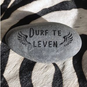 Durf te leven tekststeen