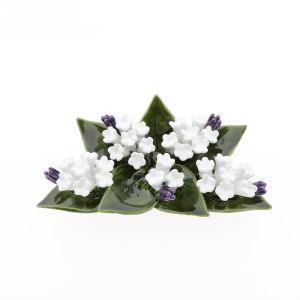 Op de foto een wit vergeet-me-nietje. Groene blaadjes onder de bloemen, met afgewisseld een klein blauw bloemetje ertussen. Handgemaakt porselein speciaal voor buiten. 