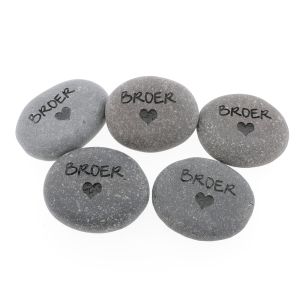 Een serie steentjes met tekst; broer en een hartje, handgeschreven en diep gegraveerd. Een onuitwisbaar liefdevol steentje. Elk steentje uniek omdat het een natuurproduct is.