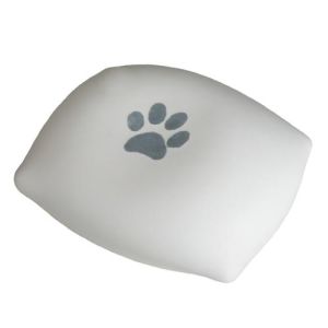 Op de foto ziet u een witte urn met een donkere pootafdruk. Deze asbestemming heeft de vorm van een kussen. Dat maakt het heel gedenkwaardig om uw trouwe viervoeter te gedenken.