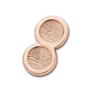 De Endless hanger in verfijnd roségoud straalt warmte, liefde en verbondenheid uit. De zachte, roze gloed van het goud geeft het sieraad een elegante en romantische uitstraling. Met twee vinger- of voetafdrukken subtiel verwerkt in het oppervlak, wordt